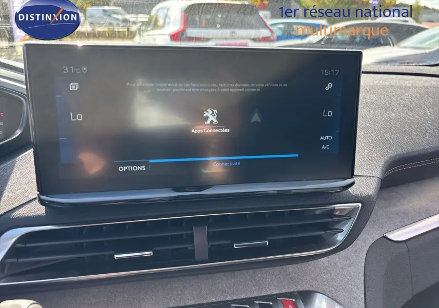 Écran tactile central du tableau de bord du Peugeot 5008 GT 2023, affichant les options de connectivité.