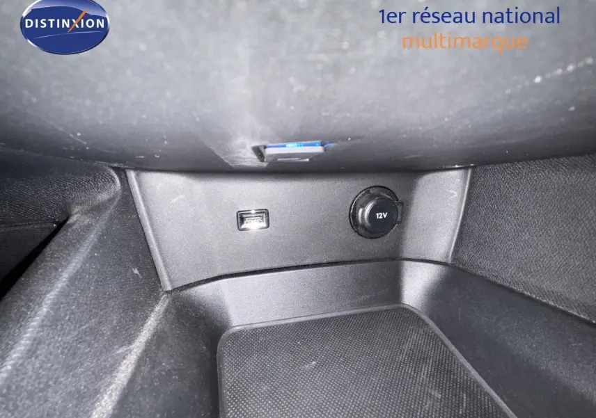 Prise USB et prise 12V en gros plan dans l’habitacle du Peugeot 5008 blanc nacré, version 2023.