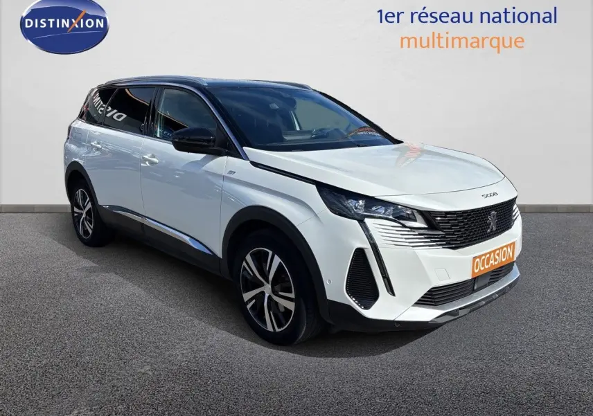 Peugeot 5008 BlueHDi 130 GT blanc nacré en 3/4 avant droit avec toit noir et jantes alliage bicolores.