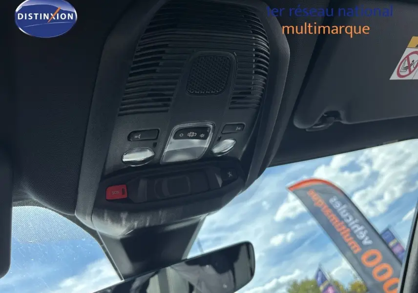 Vue intérieure en plongée du plafonnier noir avec commandes et bouton SOS du Peugeot 5008 blanc nacré 2023.