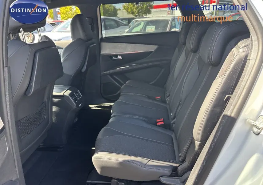 Vue intérieure côté droit montrant la banquette arrière en cuir noir du Peugeot 5008 Blanc Nacré 2023.