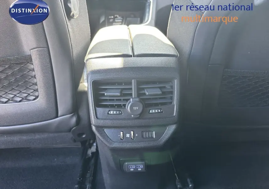 Vue rapprochée de la console arrière du Peugeot 5008 blanc nacré 2023, avec prises USB et ventilation réglable.