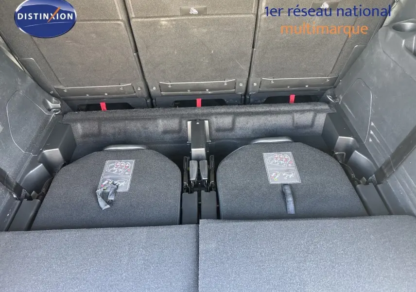 Vue du coffre arrière du Peugeot 5008 blanc nacré 2023, montrant les sièges rabattus et le plancher plat.