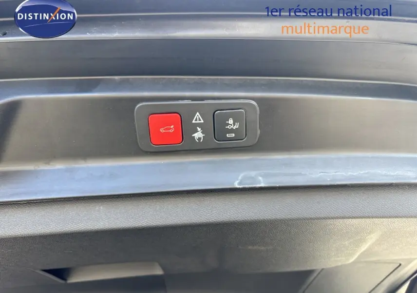 Boutons de commande du hayon électrique sur la partie intérieure du coffre d’un Peugeot 5008 blanc nacré, vue rapprochée.