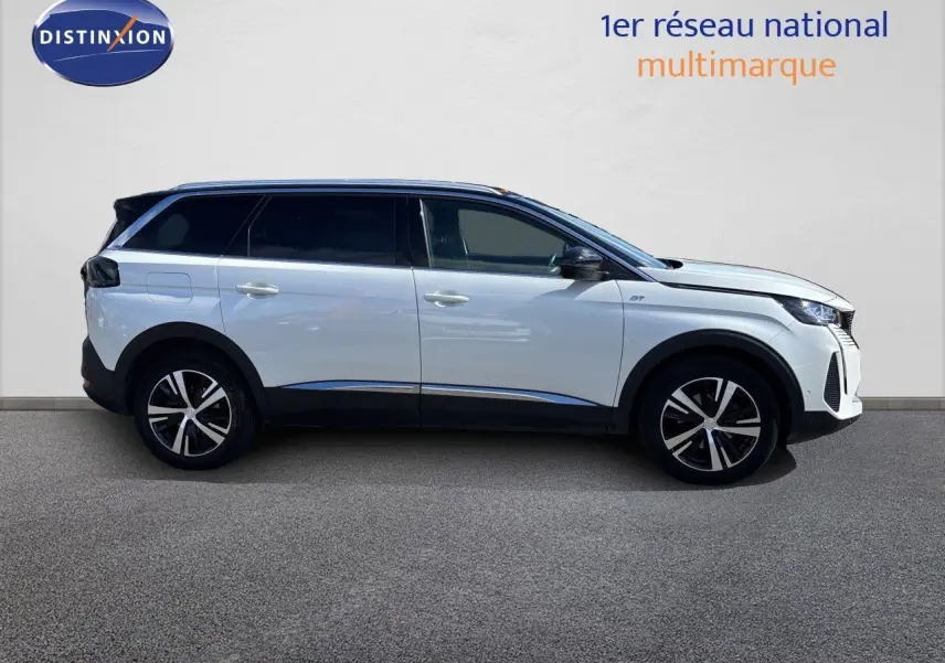 Peugeot 5008 BlueHDi 130 GT blanc nacré vu de profil côté gauche, jantes alliage bicolores et toit noir.
