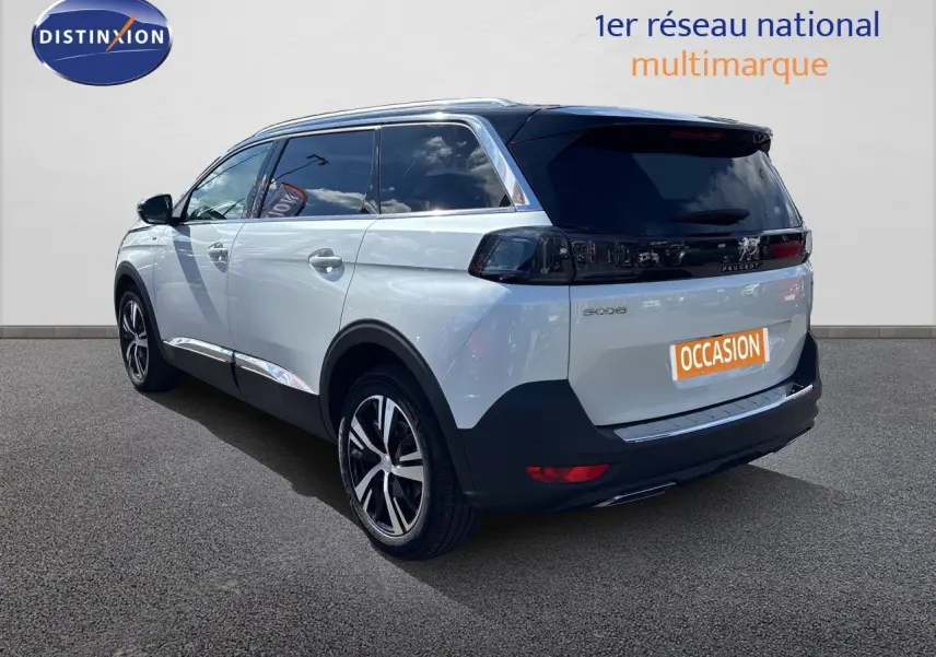 Peugeot 5008 Blanc Nacré vue 3/4 arrière droit, SUV 7 places avec feux arrière noirs et jantes alliage.