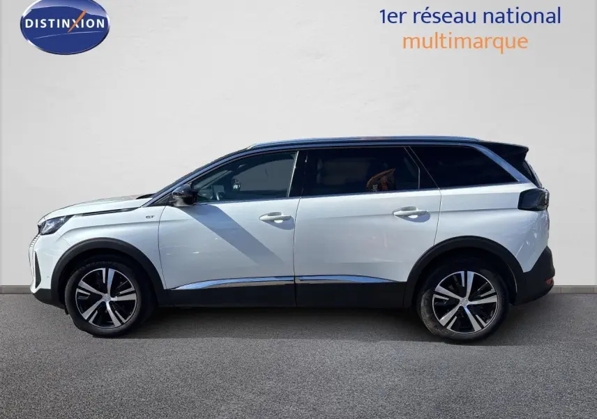 Peugeot 5008 BlueHDi 130 GT blanc nacré, vue profil côté gauche, jantes alliage bicolores et toit noir.