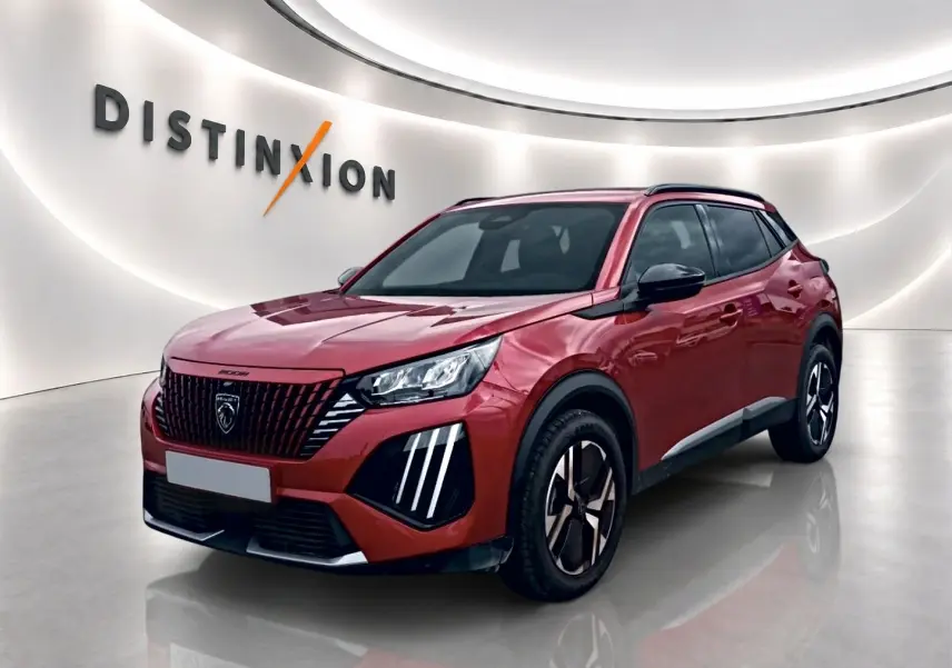 Peugeot 2008 rouge elixir vue 3/4 avant droit avec calandre noire et feux LED distinctifs.