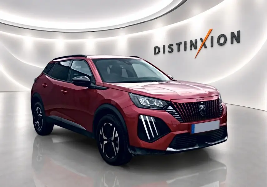 Peugeot 2008 rouge elixir vue 3/4 avant droit, avec jantes alu et signature lumineuse LED distinctive.