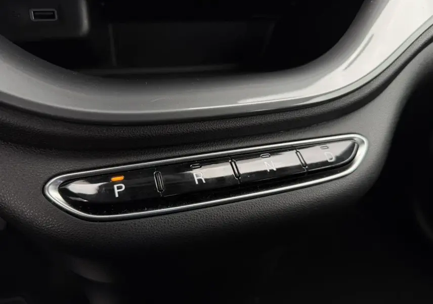 Gros plan sur la commande de boîte automatique de la FIAT 500 électrique 2024, affichant la position "P" en orange.