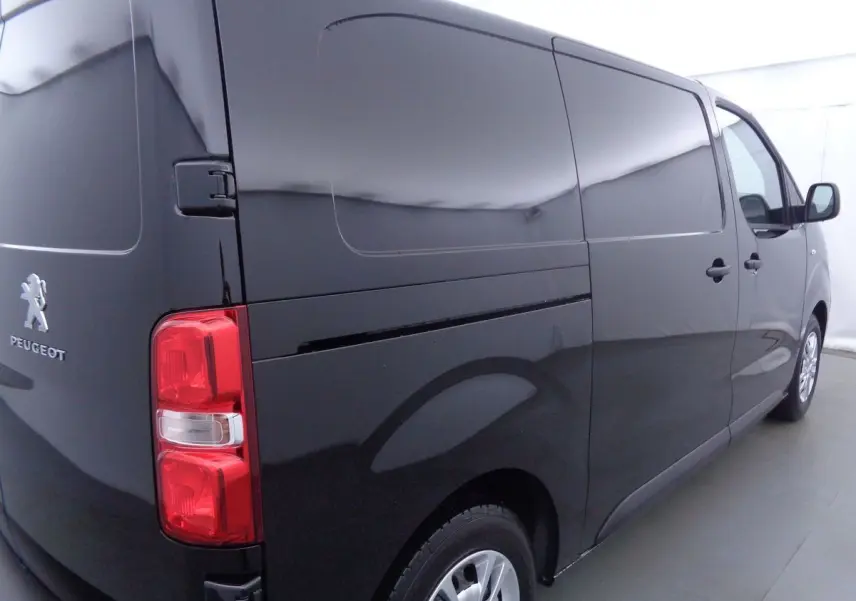 Vue 3/4 arrière côté droit d'un Peugeot Expert Fourgon noir métal, avec feux arrière rouges bien visibles.