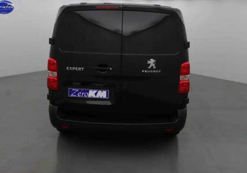 Vue arrière d’un Peugeot Expert Fourgon noir métal avec portes battantes et feux rouges visibles.