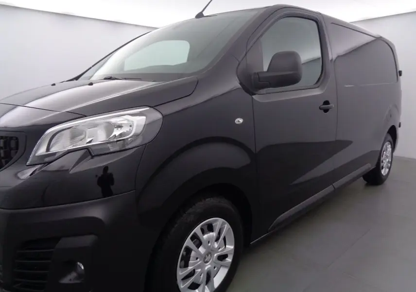 Peugeot Expert Fourgon noir métal vu de 3/4 avant droit, avec jantes argentées et carrosserie lisse sans vitres latérales.