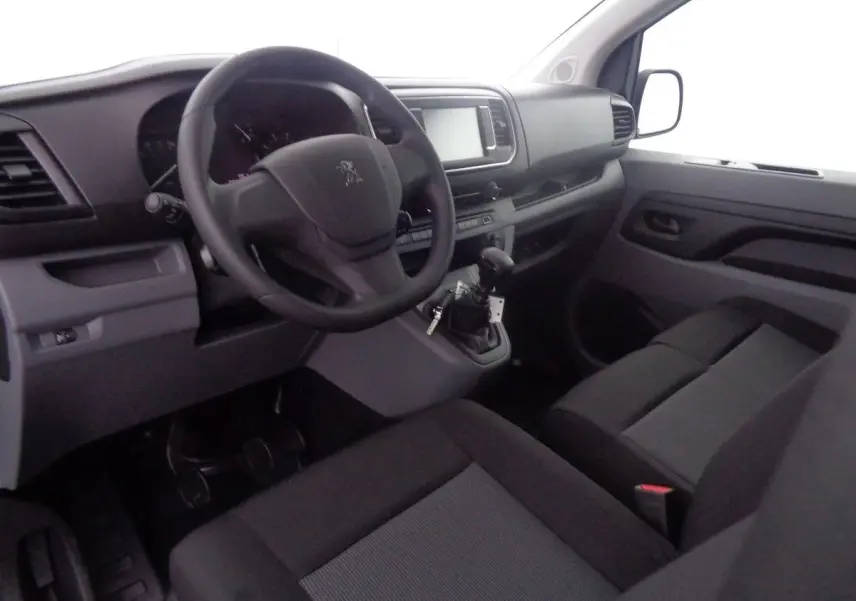 Vue intérieure côté conducteur du Peugeot Expert Fourgon 2022, tableau de bord noir avec volant et sièges gris foncé.