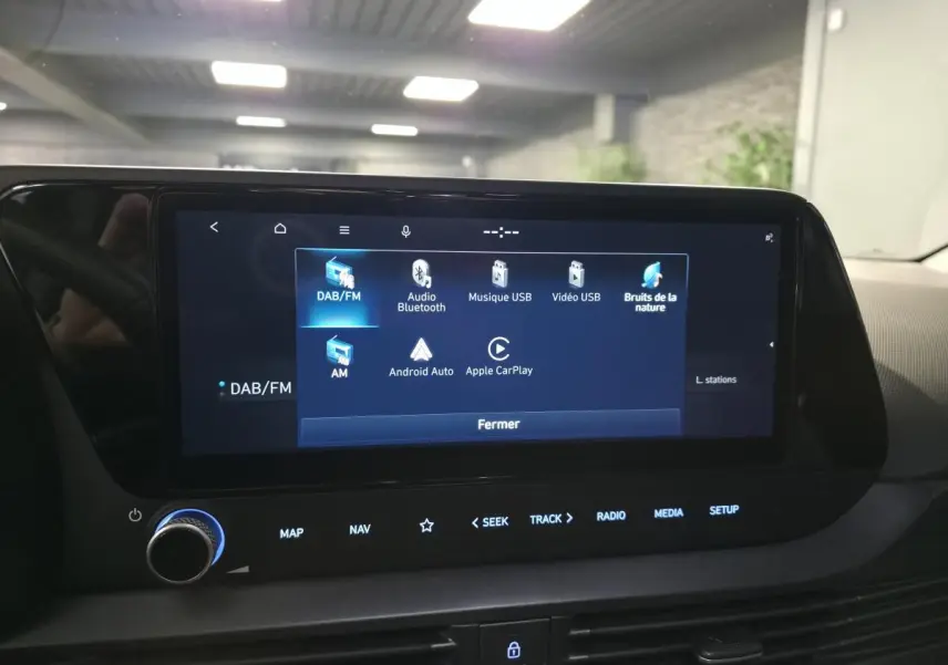 Écran tactile central du tableau de bord du Hyundai Bayon noir, affichant les options multimédia connectées.