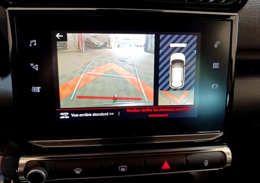 Écran tactile intérieur montrant la caméra de recul et l’aide au stationnement du Citroën C3 Aircross 2020.