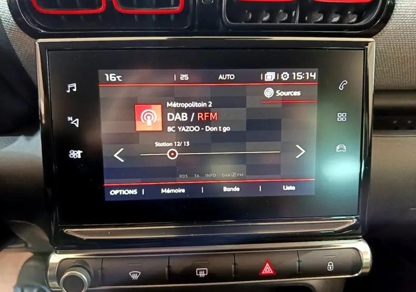 Écran tactile central de la Citroën C3 Aircross 2020 affichant la radio DAB/RFM en intérieur noir.