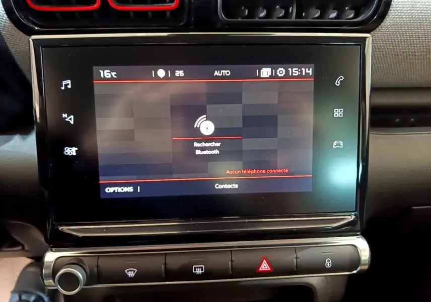 Écran tactile central affichant la recherche Bluetooth dans l'habitacle du Citroën C3 Aircross 2020.