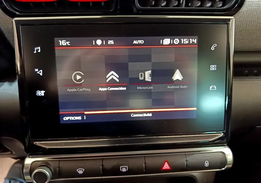 Écran tactile central affichant Apple CarPlay et Android Auto dans le tableau de bord d'une Citroën C3 Aircross 2020.