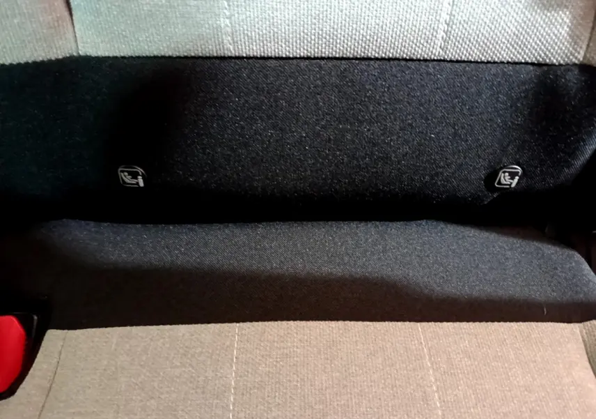 Gros plan sur la banquette arrière beige et noire du Citroën C3 Aircross 2020 avec fixations Isofix visibles.