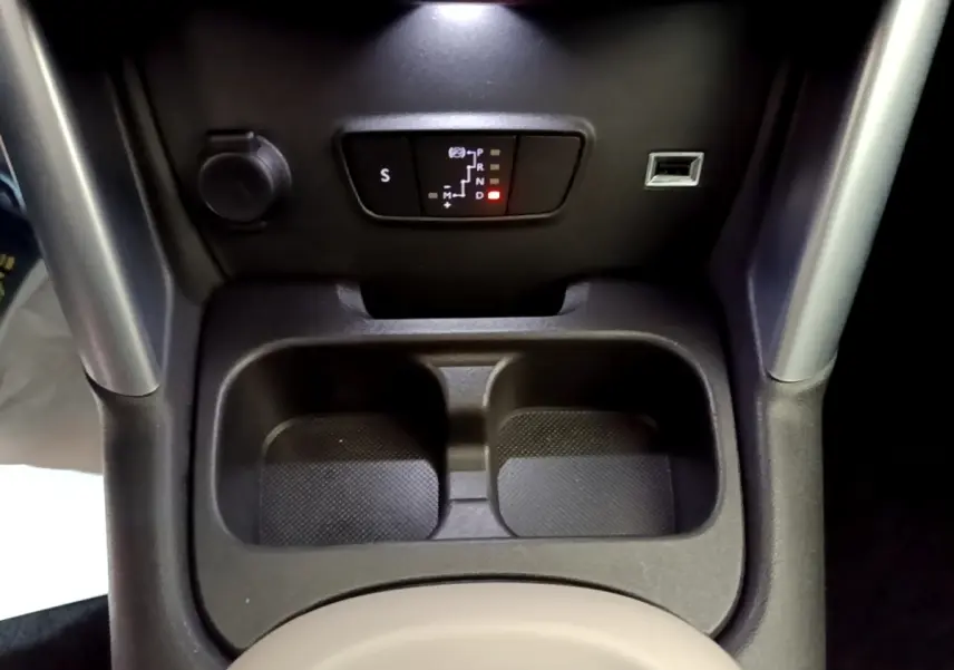 Gros plan sur la console centrale noire du Citroën C3 Aircross 2020 avec indicateur de boîte auto et prises USB.