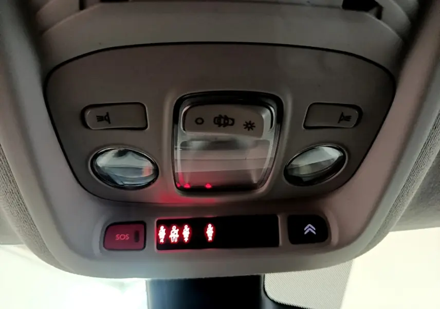Vue en gros plan du plafonnier intérieur avec éclairage et bouton SOS du Citroën C3 Aircross 2020.