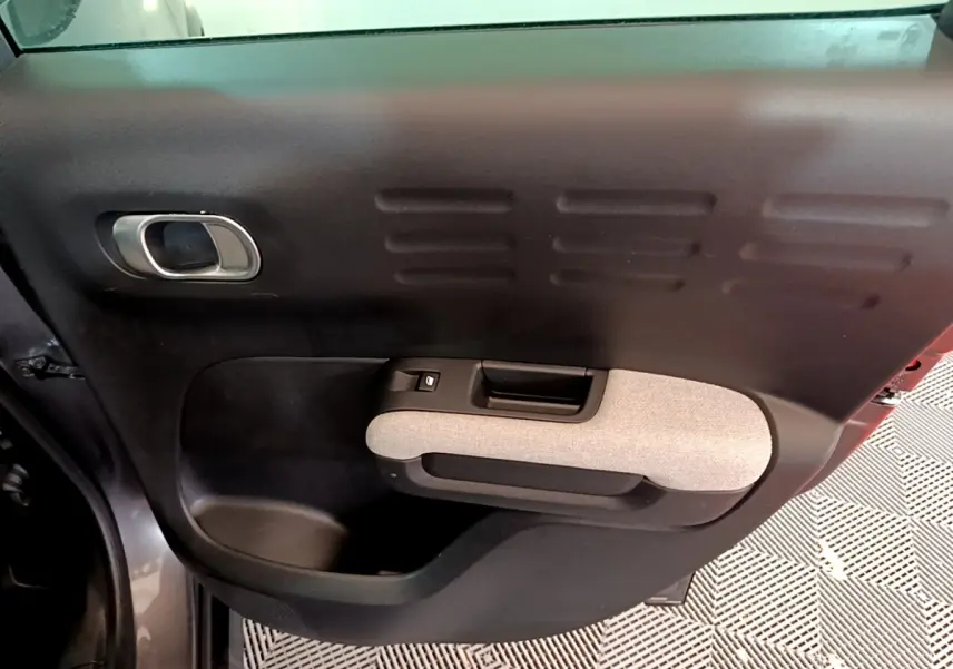 Gros plan sur la porte côté gauche du Citroën C3 Aircross 2020, avec insert tissu gris et poignée argentée.
