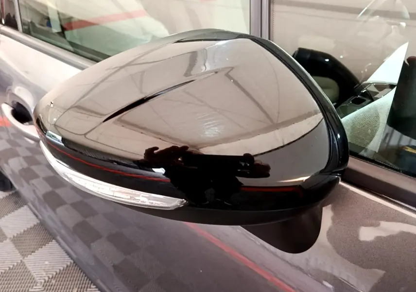 Rétroviseur extérieur droit noir brillant avec clignotant intégré sur Citroën C3 Aircross 2020, vue rapprochée.