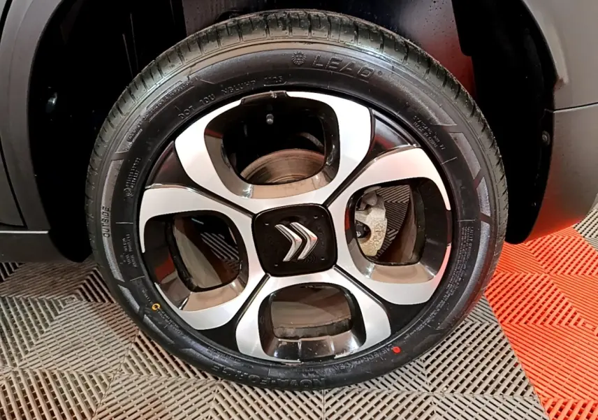 Gros plan sur la roue arrière droite noire du Citroën C3 Aircross Diesel 2020 avec jante alliage et passage de roue noir.