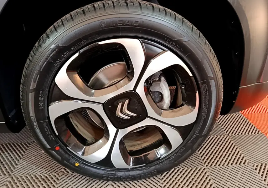 Gros plan sur la roue avant droite noire et chromée du Citroën C3 Aircross 2020, finition Shine.