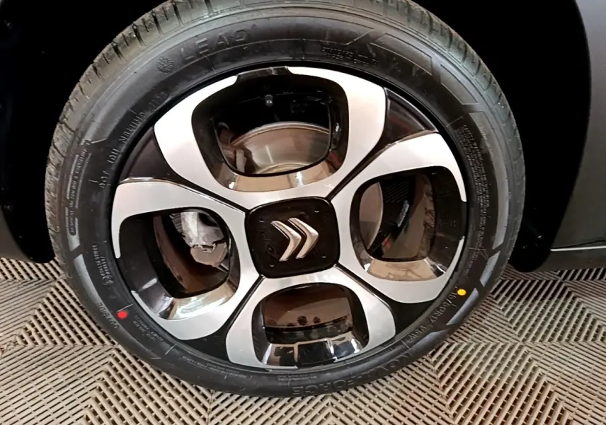 Gros plan sur la jante noire et argentée avec logo Citroën, montée sur un pneu du Citroën C3 Aircross 2020.