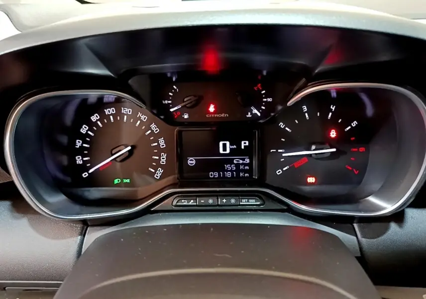 Vue rapprochée du tableau de bord noir du Citroën C3 Aircross 2020 avec affichage digital et compteurs analogiques.