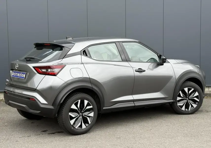 Nissan Juke 2025 gris foncé en vue de profil côté droit, avec jantes noires et détails noirs contrastants.