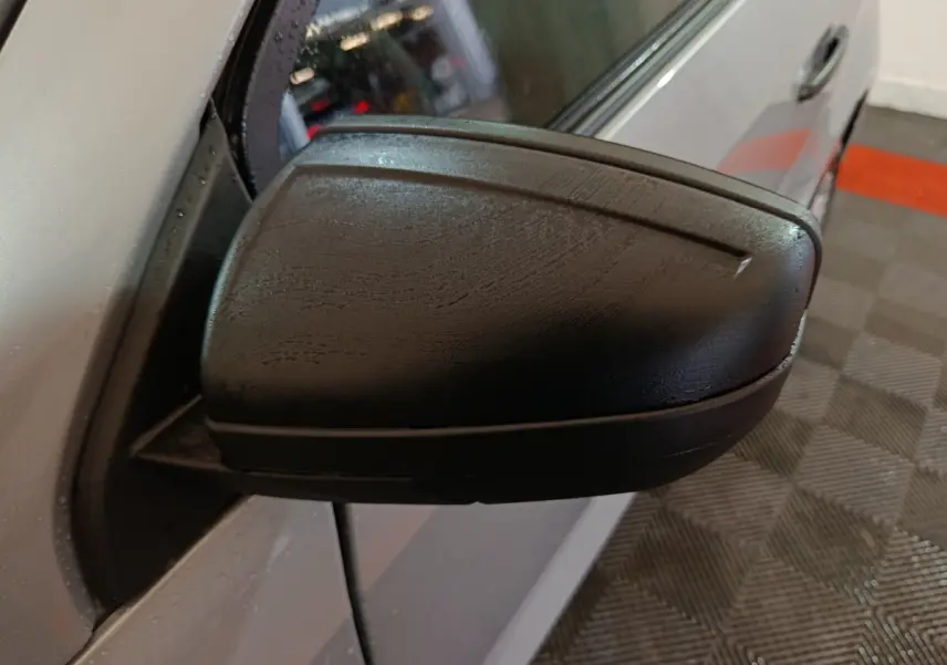 Gros plan sur le rétroviseur caméra côté gauche d’une Aixam Ambition gris clair 2026, vue latérale rapprochée.