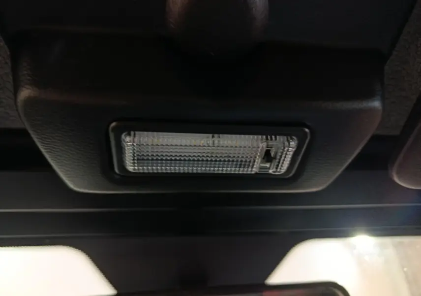 Gros plan sur l'éclairage intérieur au plafond d'une Aixam Ambition 0.5 City Pack gris clair, vue de l'habitacle.