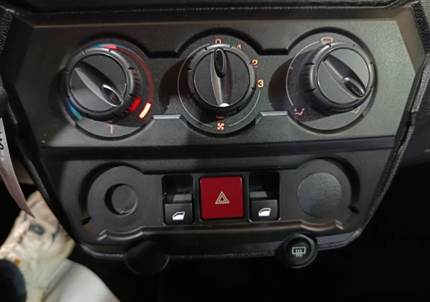 Tableau de bord de l'AIXAM AMBITION 0.5 CITY PACK 2026, vue frontale sur les commandes de climatisation et boutons centraux.