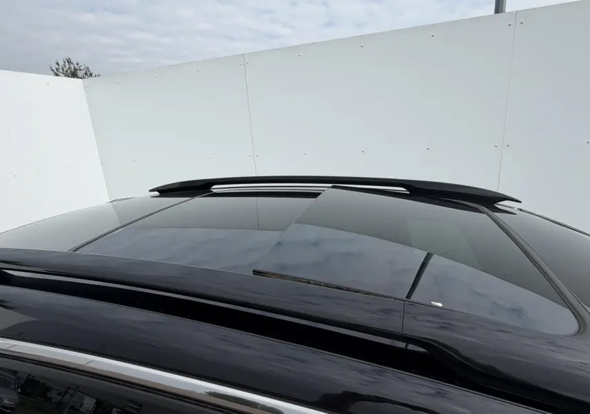 Toit ouvrant panoramique noir brillant vu en gros plan sur le toit gris métallisé du Citroën C5 Aircross 2024.