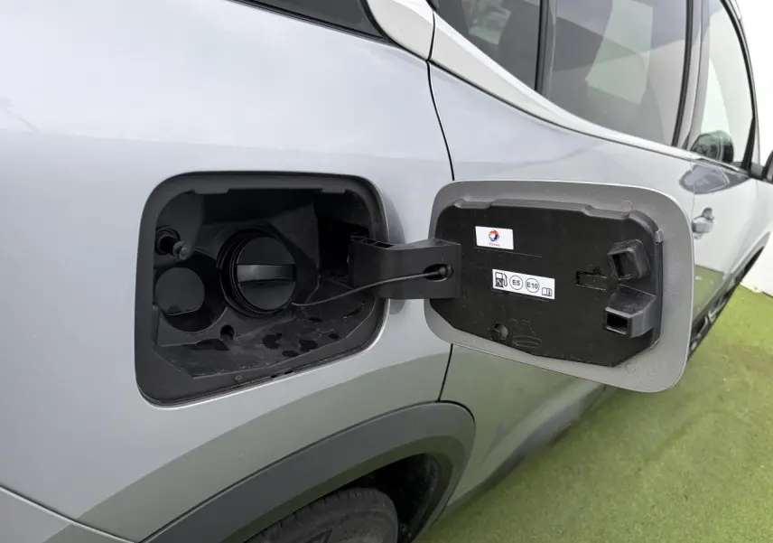 Vue rapprochée côté gauche sur la trappe d’essence ouverte d’un Citroën C5 Aircross gris métal 2024.