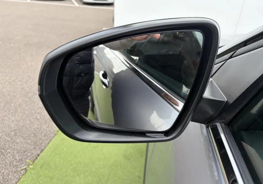 Rétroviseur extérieur côté gauche d’un Citroën C5 Aircross gris métal avec entourage noir brillant.