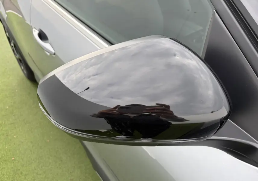 Rétroviseur noir brillant côté gauche sur Citroën C5 Aircross gris métal avec toit bi-ton noir Perla Nera.