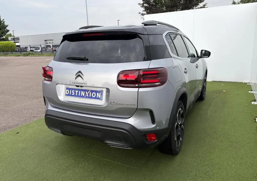 Vue 3/4 arrière droite du Citroën C5 Aircross gris métal avec toit noir et feux arrière LED 3D.