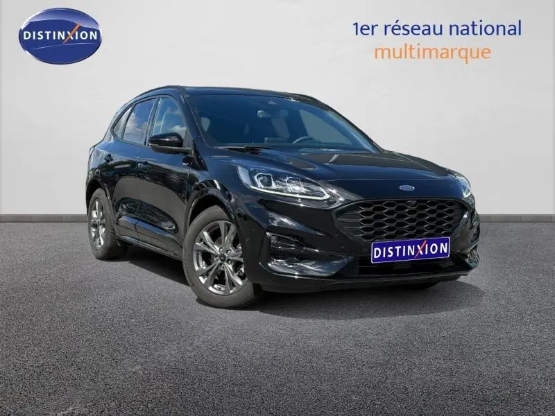 Ford Kuga 2023 noir Agate métallisé en vue 3/4 avant, avec calandre hexagonale et jantes alu gris foncé.