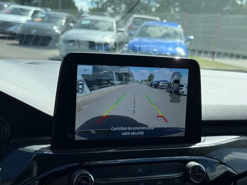 Écran tactile intérieur montrant la caméra de recul du Ford Kuga noir Agate Métallisée, vue avant du tableau de bord.