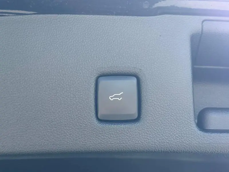Bouton noir d'ouverture électrique du coffre sur panneau intérieur du Ford Kuga 2023 finition ST-Line X.
