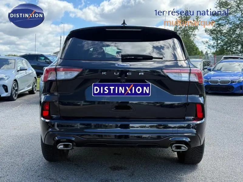 Vue arrière d'un Ford Kuga noir Agate Métallisée 2023 avec double sortie d'échappement et feux LED distinctifs.