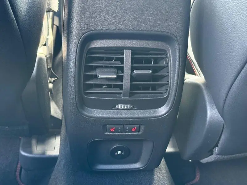 Vue rapprochée des commandes de ventilation et sièges chauffants arrière du Ford Kuga noir Agate 2023.