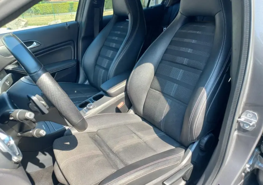 Vue intérieure côté conducteur du Mercedes GLA gris 2019, mettant en valeur les sièges sport en tissu et cuir.