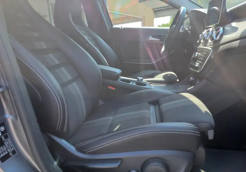 Vue intérieure côté conducteur du Mercedes GLA 2019 gris, mettant en valeur les sièges sport et la console centrale.