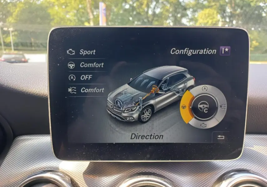 Écran central montrant la configuration dynamique d’un Mercedes GLA gris 2019 avec options Sport et Comfort activées.