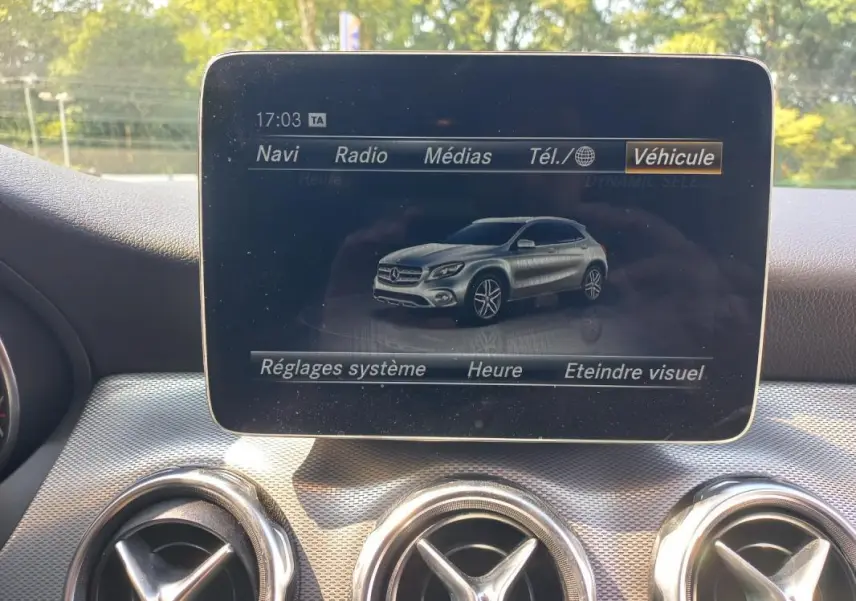 Écran central affichant un menu véhicule avec une illustration grise du Mercedes GLA vue de profil côté gauche.